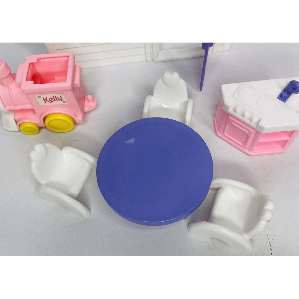 Kelly Baby Sister of Barbie Nursery School 1996 Replacement Parts‎ Table & chars